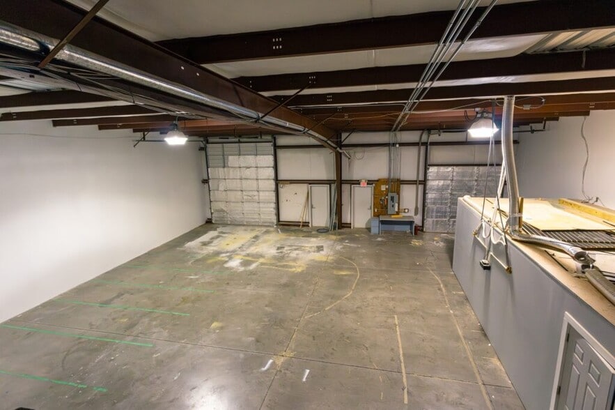 More Photos Of 1009 Industrial Ct, Suwanee Warehouse For Lease