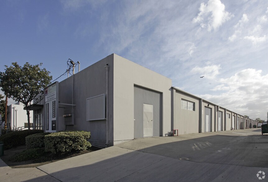 More Photos Of 2277-2295 1/2 S Grand Ave, Santa Ana Warehouse For Lease