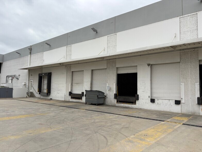 More Photos Of 1344-1388 W Foothill Blvd, Azusa Warehouse For Lease