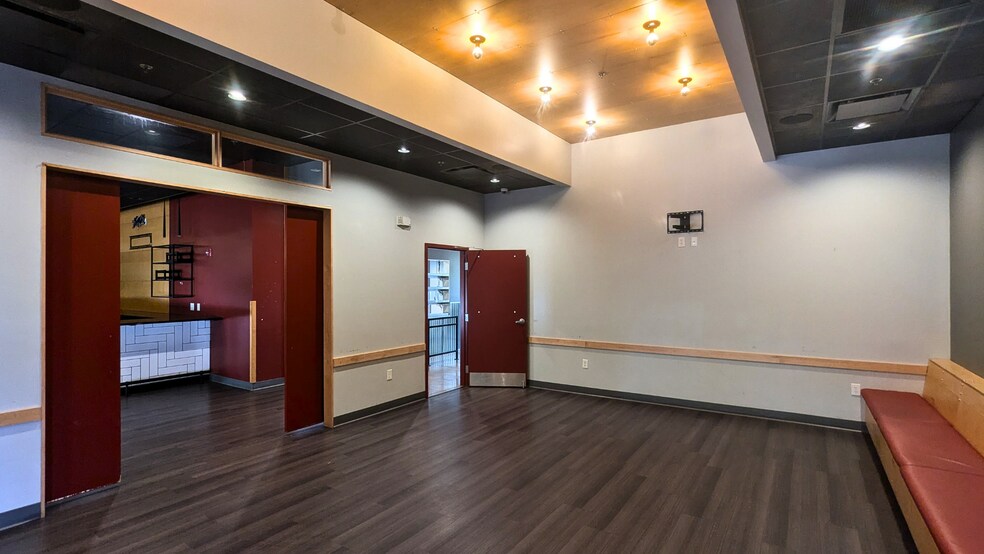 More Photos Of 1285 S College Mall Rd, Bloomington Storefront For Lease