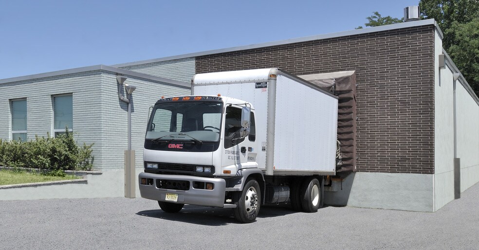 More Photos Of 400 Meadow Ln, Carlstadt Warehouse For Lease
