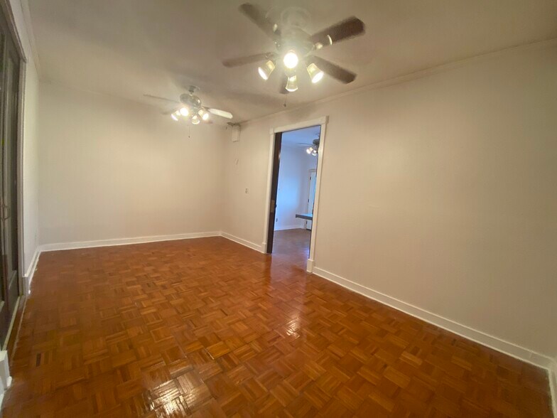 More Photos Of 1543 W Summit Ave, San Antonio Showroom For Sale