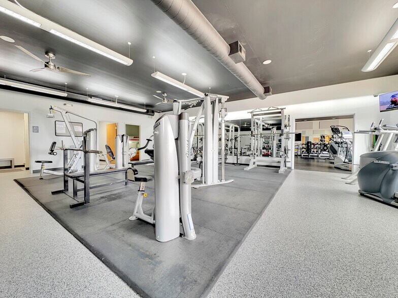 More Photos Of 808 4th St NE, Hampton Office For Sale