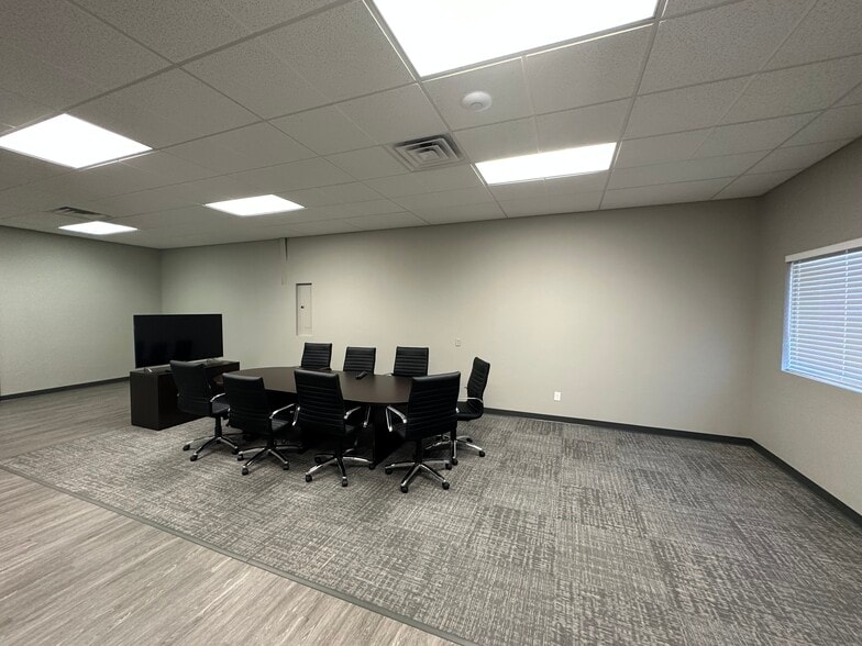 More Photos Of 14901 Metro Plaza Blvd, Edmond Flex For Lease