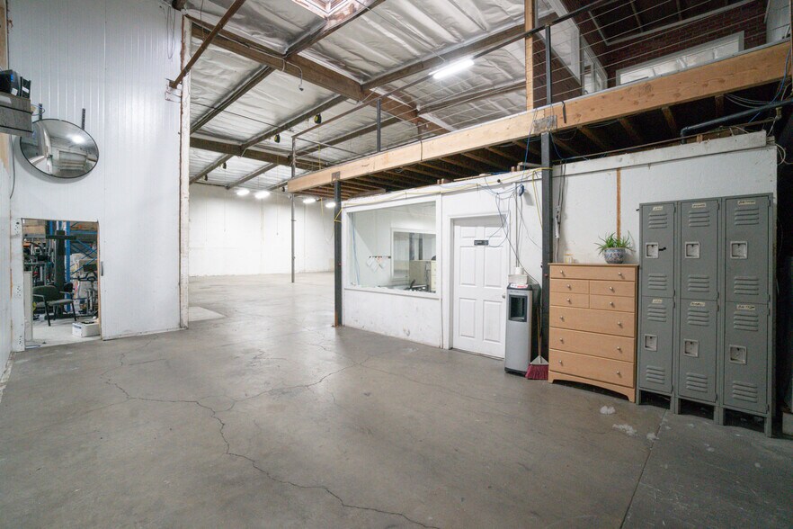 More Photos Of 13501 S Main St, Los Angeles Warehouse For Lease