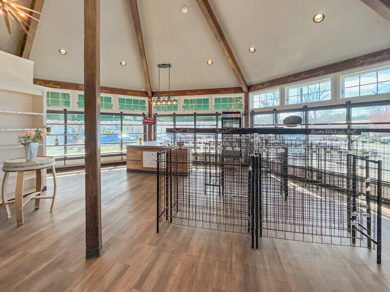 More Photos Of 42 E High St, East Hampton Storefront Retail Office For Lease