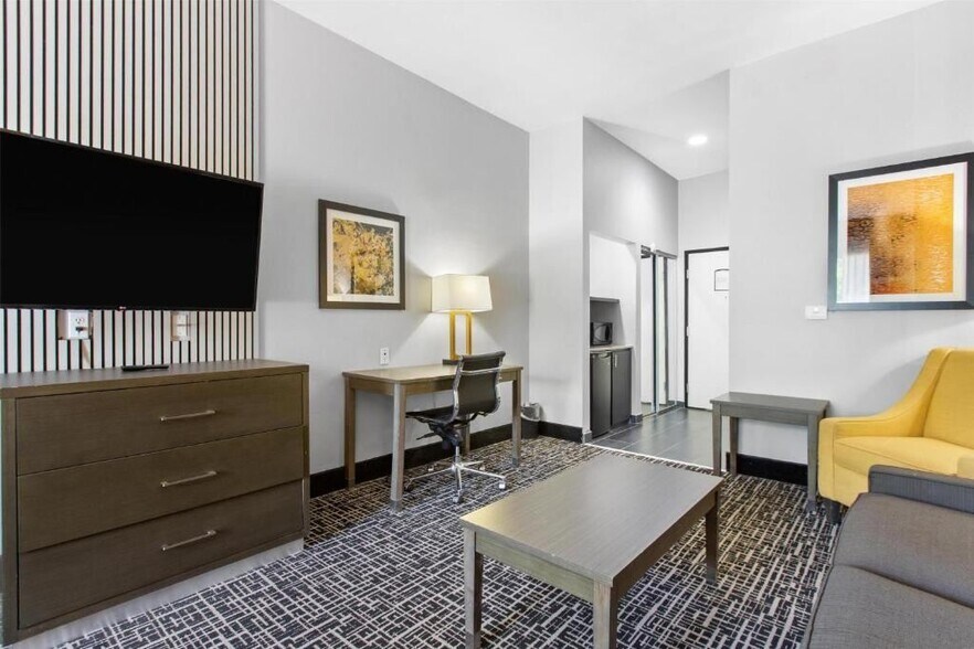 More Photos Of 13600 Hartman Ln, Walker Hotel For Sale