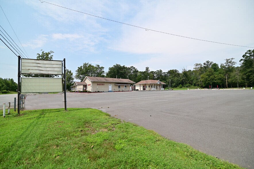 More Photos Of 7670 Hawthorne Rd, La Plata Bar For Sale
