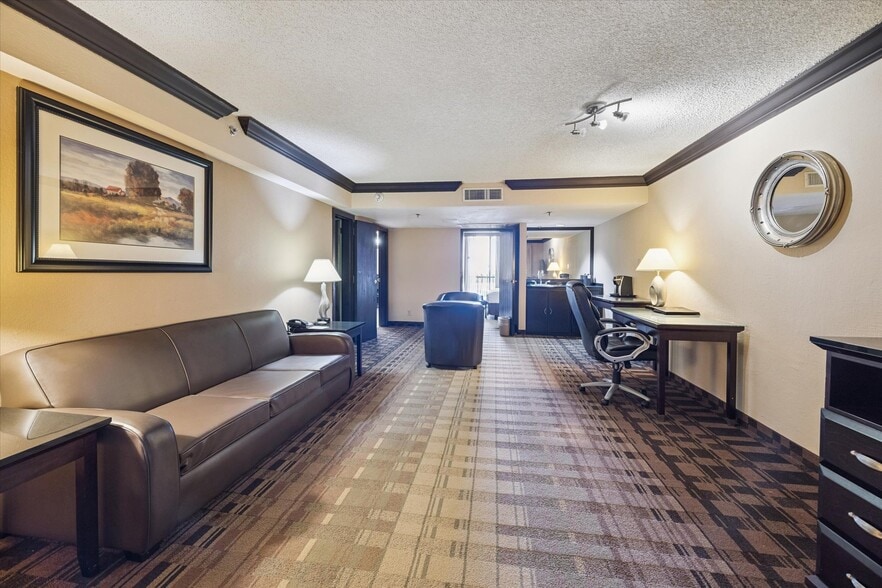 More Photos Of 9090 Southwest Fwy, Houston Hotel For Sale