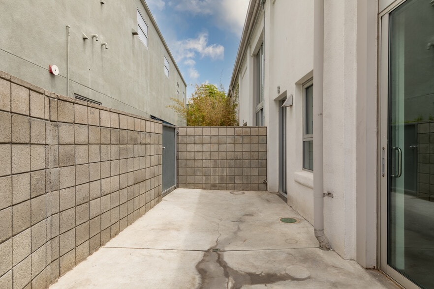 More Photos Of 2100 Abbot Kinney Blvd, Venice Office For Lease