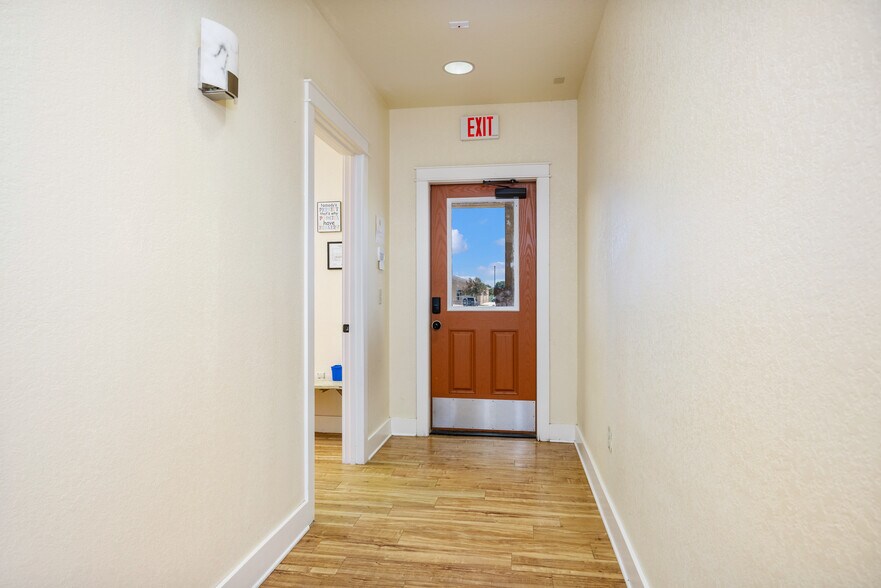 More Photos Of 140 Paloma Dr, Floresville Office For Sale