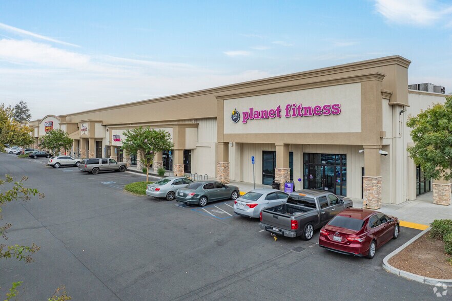 More Photos Of 1300-1360 W Main St, Turlock General Retail For Lease