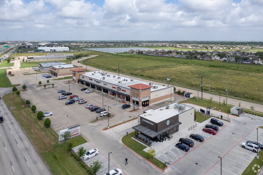 More Photos Of 4001 S Sam Houston Pky, Houston Storefront For Lease