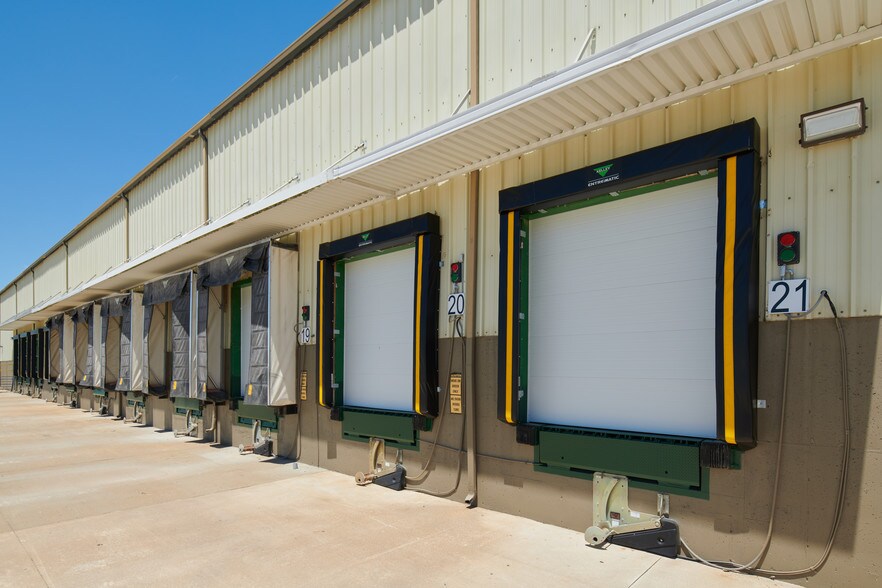 More Photos Of 2501 Boonslick Dr, Boonville Distribution For Lease