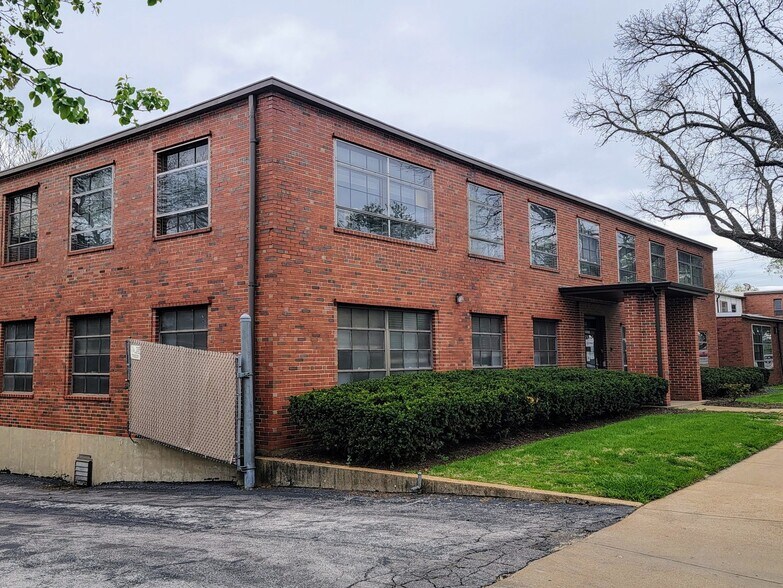 More Photos Of 3622 Greenwood Blvd, Maplewood Flex For Lease