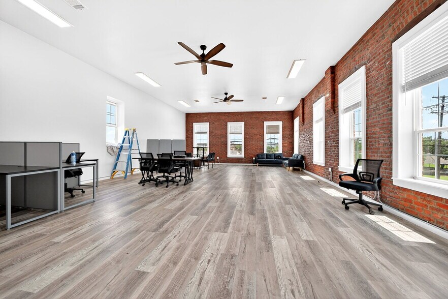 More Photos Of 201 N Bois D Arc St, Forney Storefront For Sale