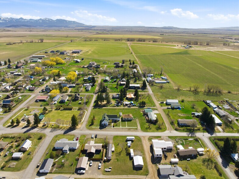 More Photos Of 210 Miles Ave, Clyde Park Specialty For Sale