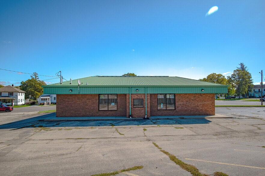 More Photos Of 715 S Main St, Kewanee Freestanding For Lease