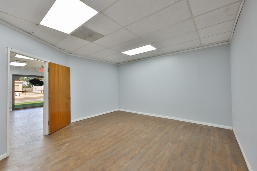 More Photos Of 1801 28th St N, Saint Petersburg Showroom For Sale