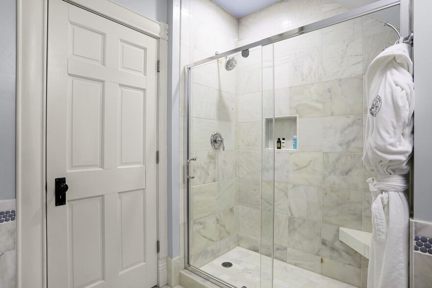 More Photos Of 504 W 5th St, Washington Hospitality For Sale