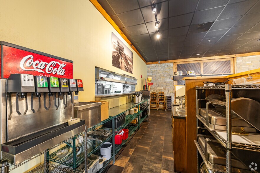 More Photos Of 3825 S Kinnickinnic Ave, Milwaukee Restaurant For Lease