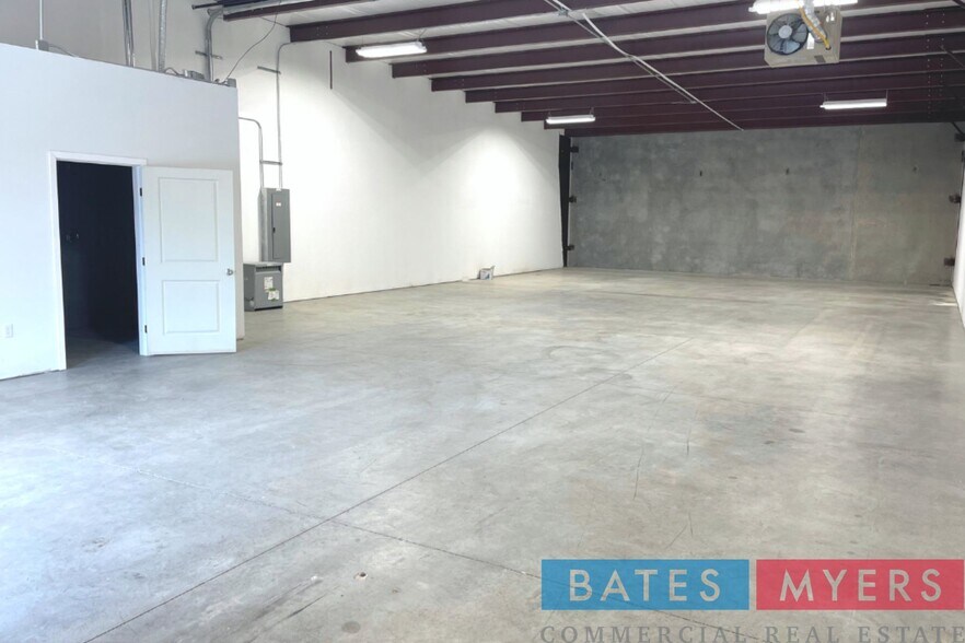 More Photos Of 4814 Alexander Ln, Dallas Showroom For Sale