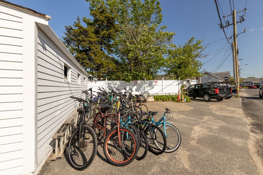 More Photos Of 4 Lagoon Pond Rd, Vineyard Haven General Retail For Sale