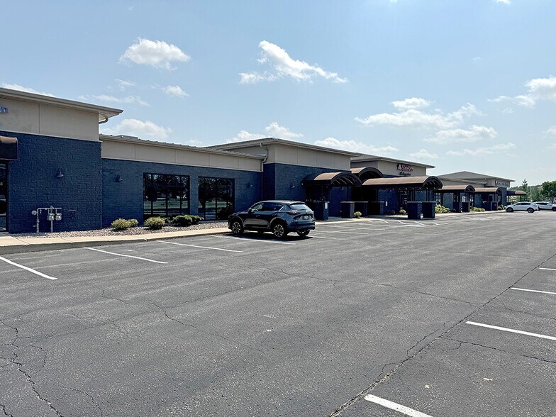 More Photos Of 1600-1688 N Casaloma Dr, Grand Chute General Retail For Lease