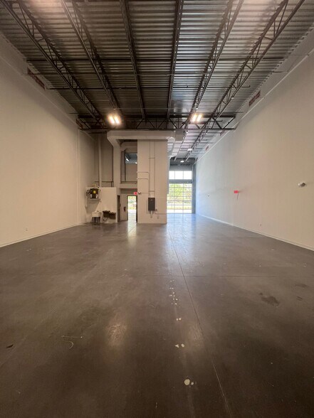 More Photos Of 8340 Southpark Cir, Orlando Flex For Lease