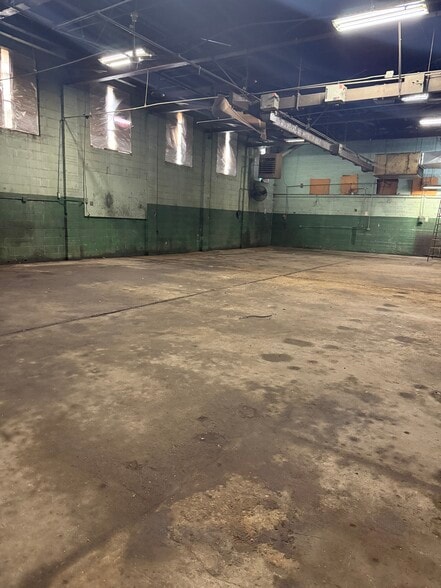 More Photos Of 711 19th St, Rockford Manufacturing For Lease