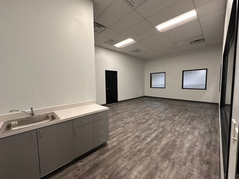 More Photos Of 5435 Procyon St, Las Vegas Distribution For Lease