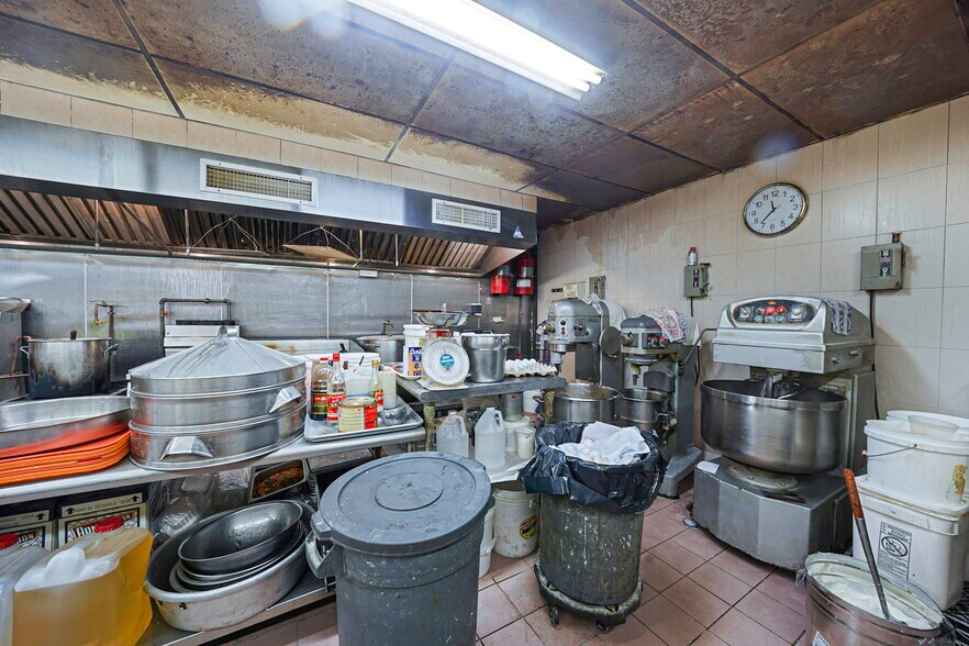 More Photos Of 280 Grand St, New York Storefront Retail Office For Lease