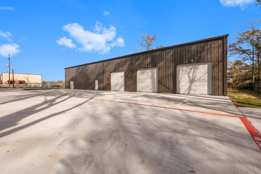 More Photos Of 11002 Sleepy Hollow Rd, Conroe Warehouse For Lease