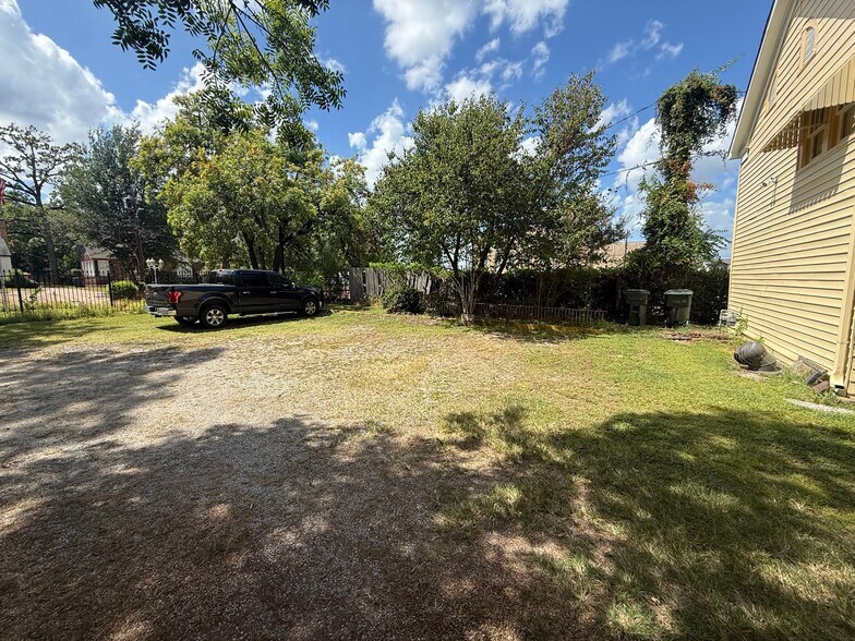 More Photos Of 611 W Woldert St, Tyler Hospitality For Sale