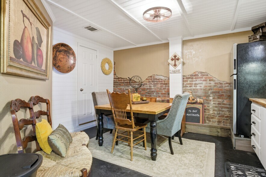 More Photos Of 10 S Side Sq, Cooper Freestanding For Sale