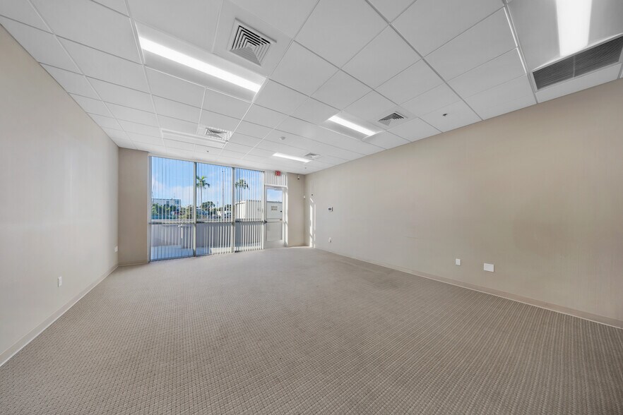 More Photos Of 14001 NW 112th Ave, Hialeah Gardens Warehouse For Lease