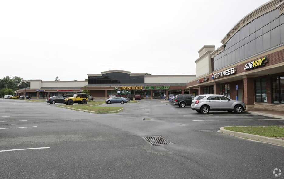 Primary Photo Of 876 Connetquot Ave, Islip Terrace Supermarket For Lease