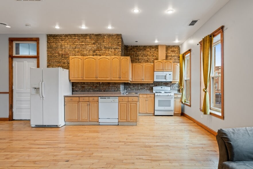 More Photos Of 3801-3809 N Clark St, Chicago Restaurant For Sale