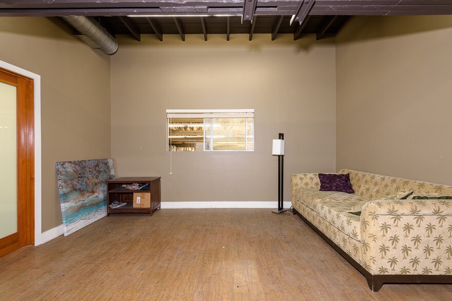 More Photos Of 5631 Hollywood Blvd, Hollywood Storefront For Lease