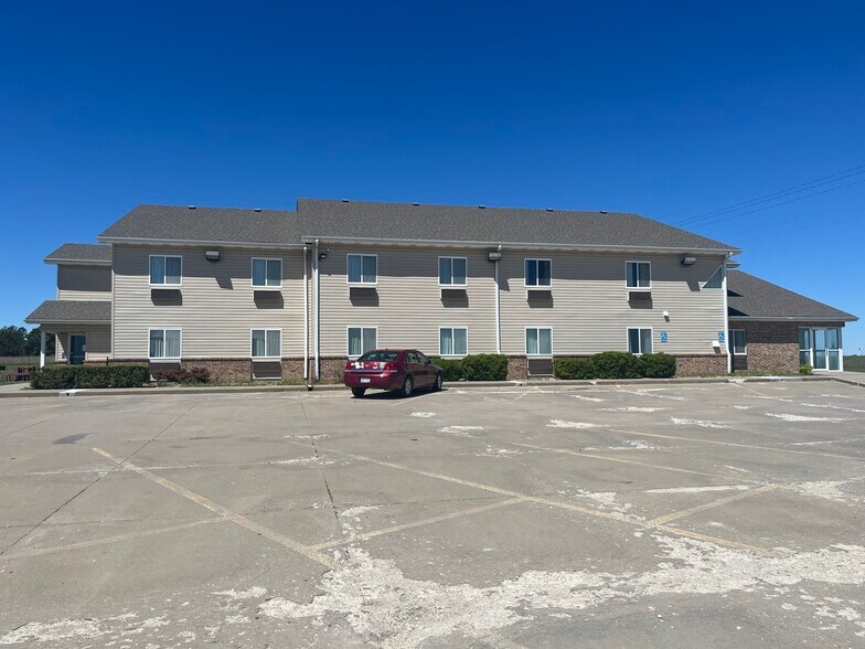 More Photos Of 804 Western Heights Cir, Hillsboro Hotel For Sale