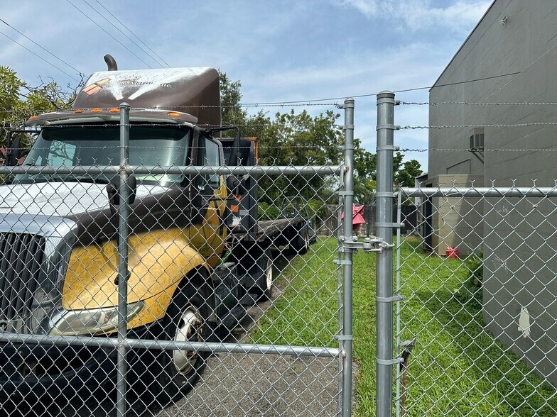 More Photos Of 6701 N Powerline Rd, Fort Lauderdale Warehouse For Lease