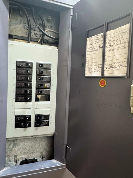 More Photos Of 1810 E Broadway Ave, Enid Flex For Sale