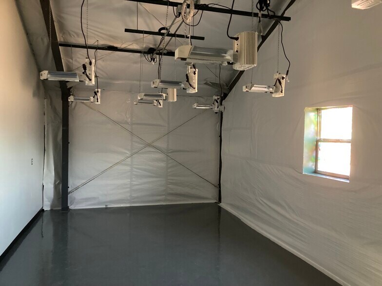 More Photos Of 258 E 5th St, Nederland Industrial For Sale