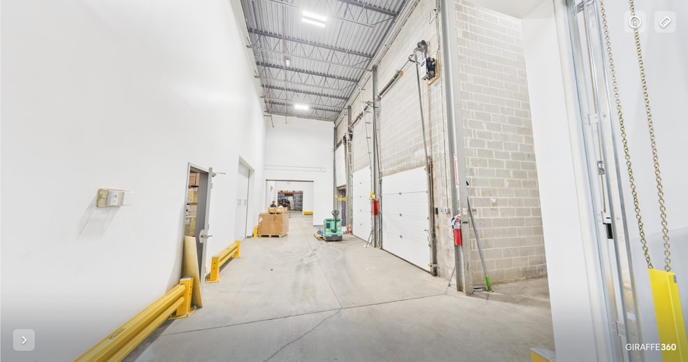 More Photos Of 300 Corporate Dr, Mahwah Warehouse For Lease