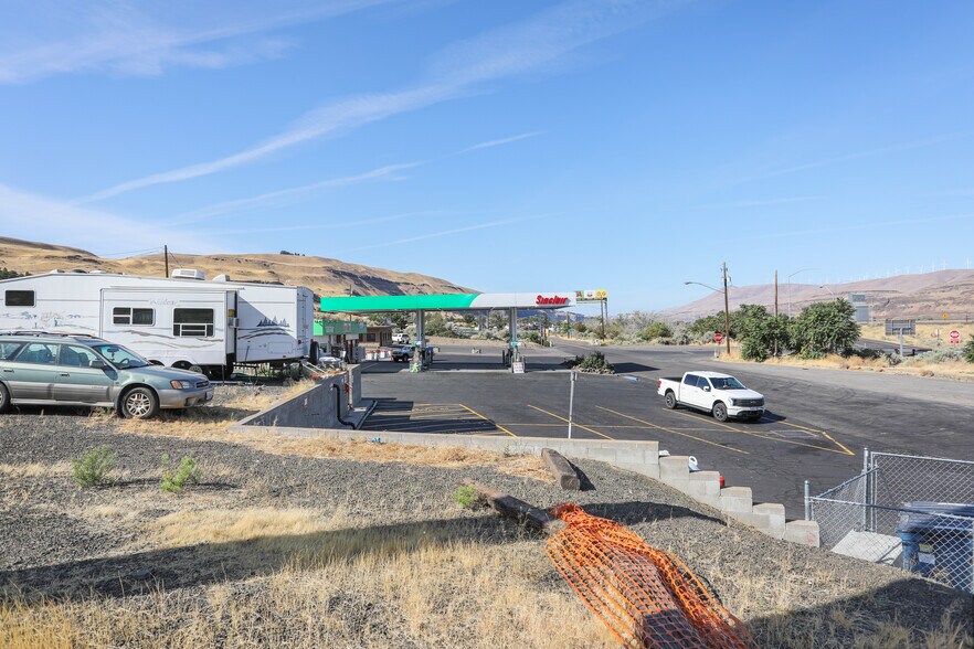 More Photos Of 606 E 1st, Rufus Convenience Store For Sale