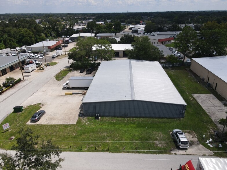More Photos Of 748 Commerce Cir, Longwood Warehouse For Lease