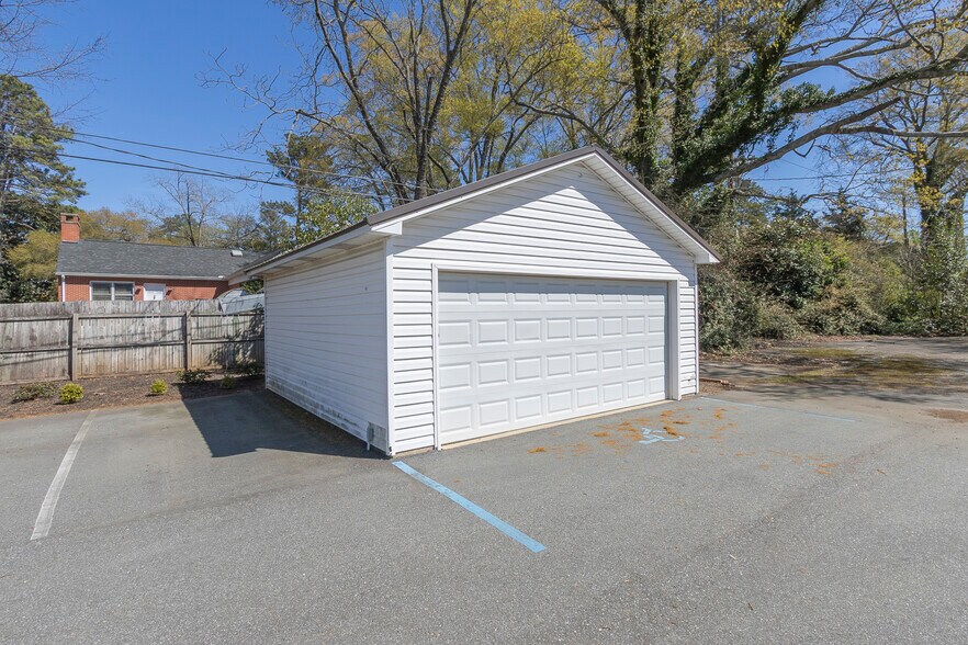 More Photos Of 2006 N Main St, Anderson Office For Sale