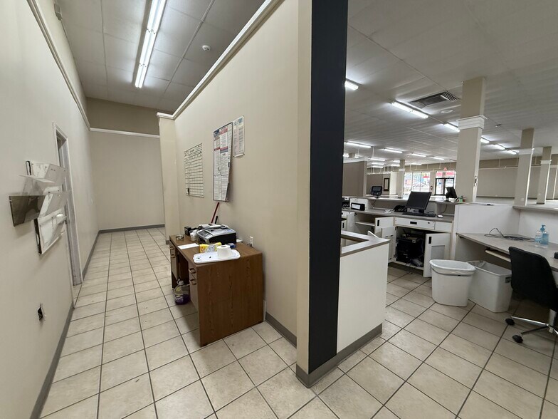 More Photos Of 221 S Poplar St, Elizabethtown General Retail For Lease