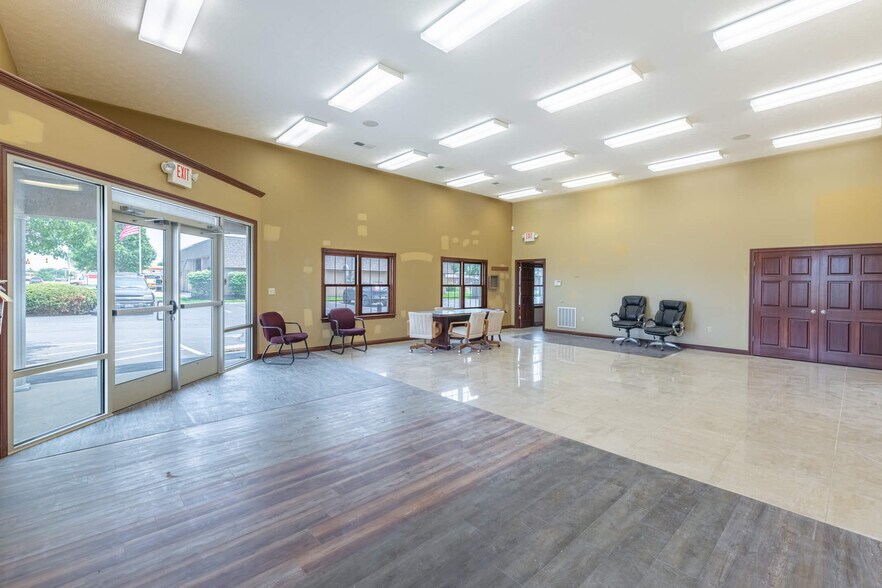 More Photos Of 869 W 2nd St, Xenia Showroom For Lease