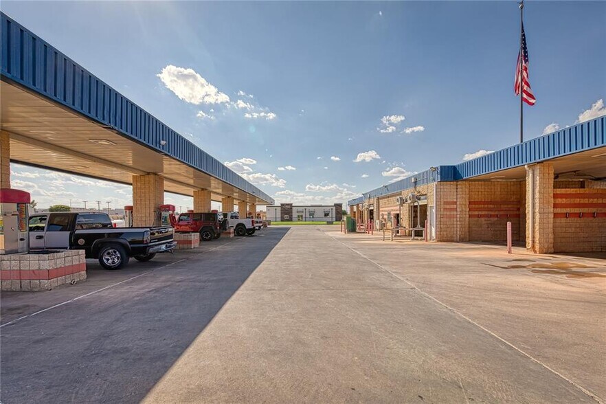 More Photos Of 318 E Tamarack Rd, Altus Specialty For Sale